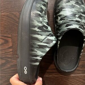 Oofos size 8 clogs. Worn a few times, but excellent condition.
